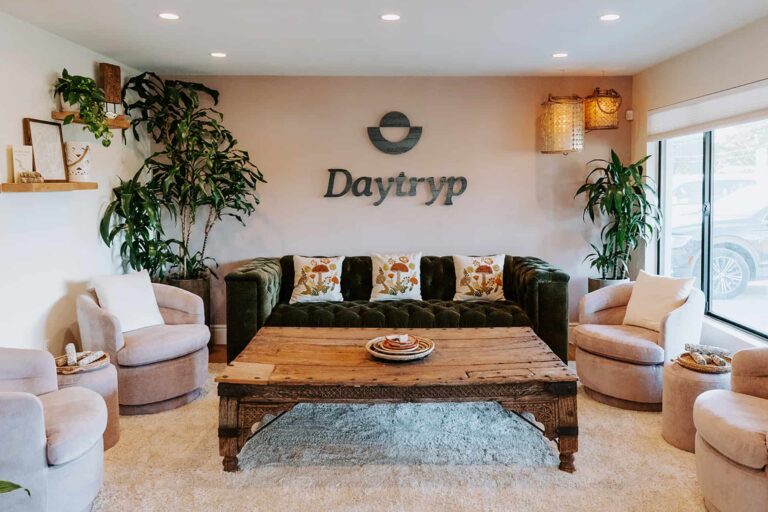 Cozy integration therapy room with modern chairs and natural light – Daytryp Psychedelic Wellness